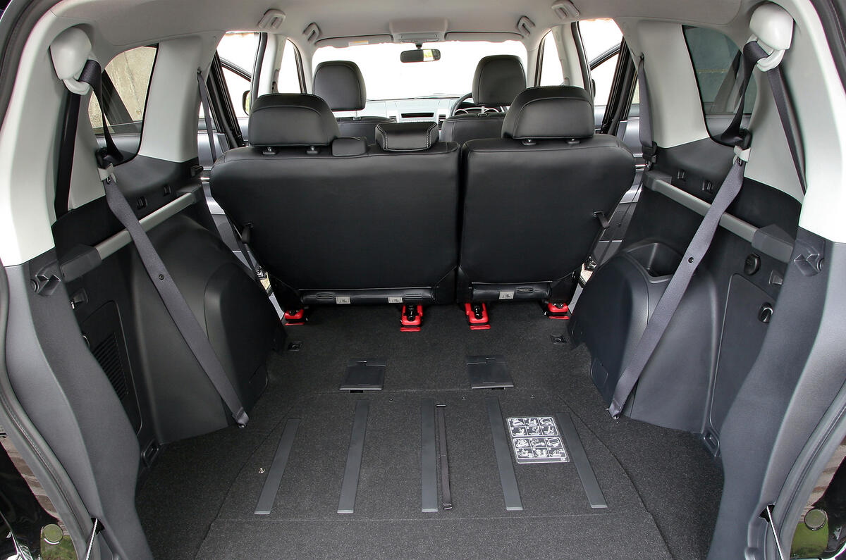Peugeot 4007 boot space
