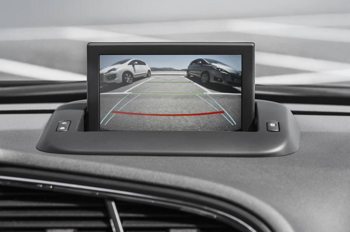 Peugeot 5008 infotainment display