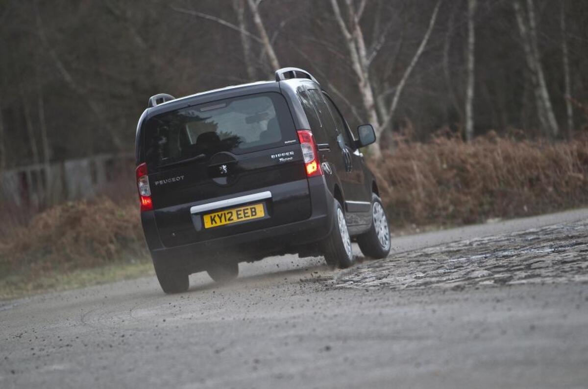 Peugeot Bipper Tepee rear cornering