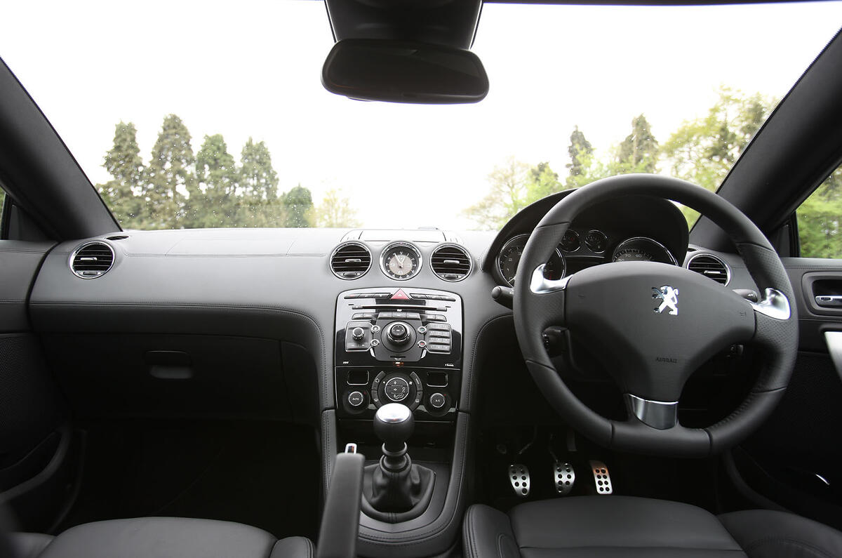 The steering wheel is unique to the RCZ. The thickness of the rim is very good, but the diameter needs to be smaller Peugeot RCZ dashboard