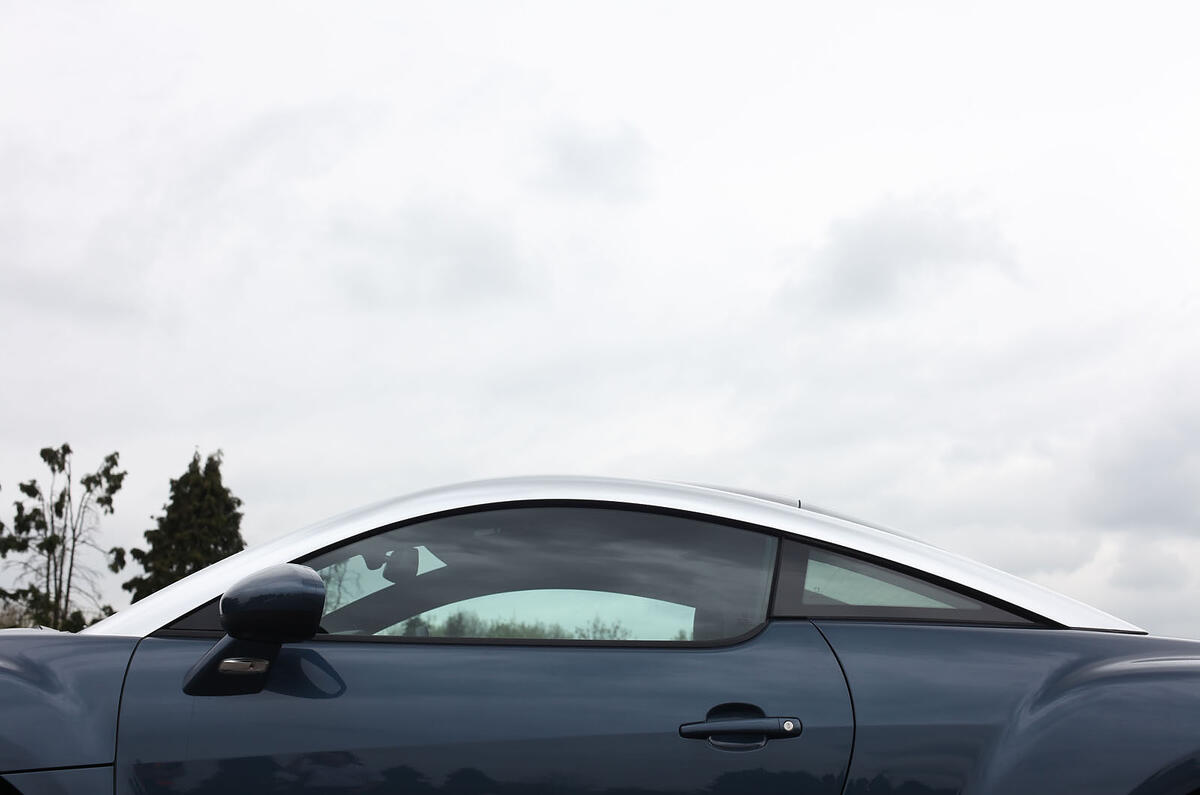 Chrome arches define the RCZ’s profile and manage to avoid looking tacky in this colour combination Peugeot RCZ Coupé roofline