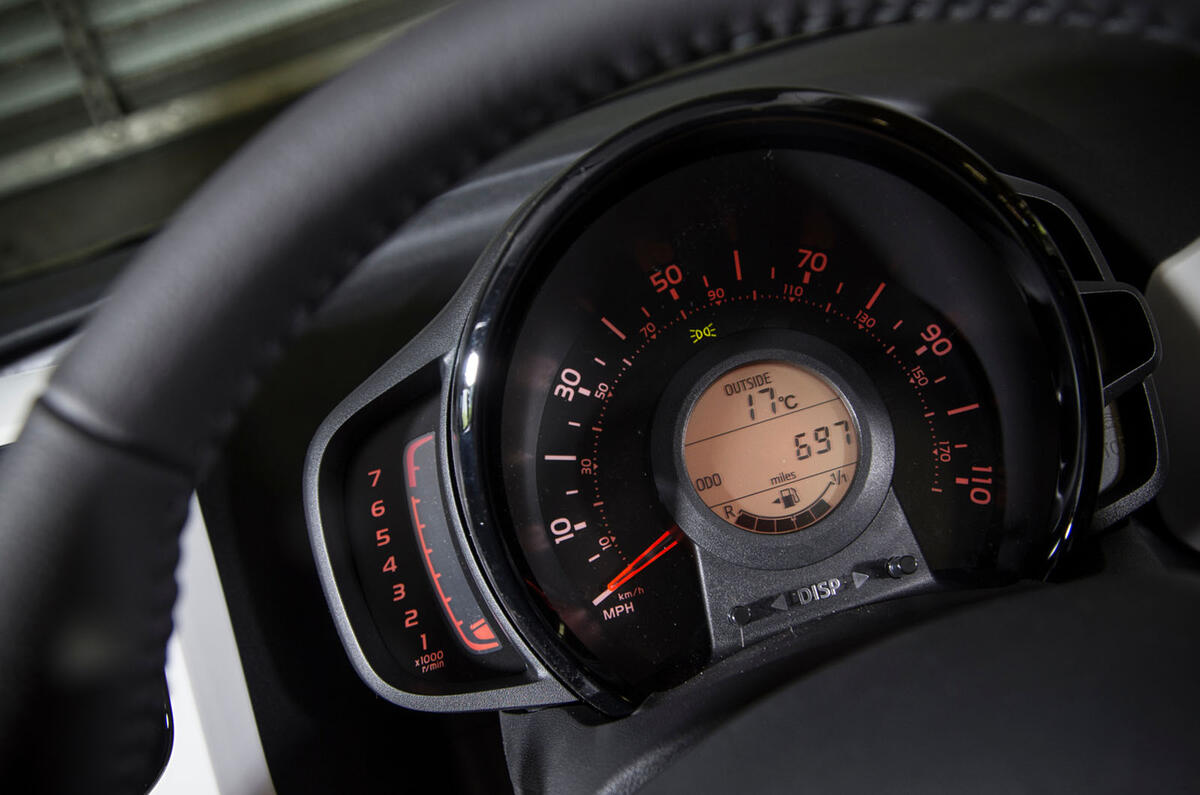 Peugeot 108 instrument cluster