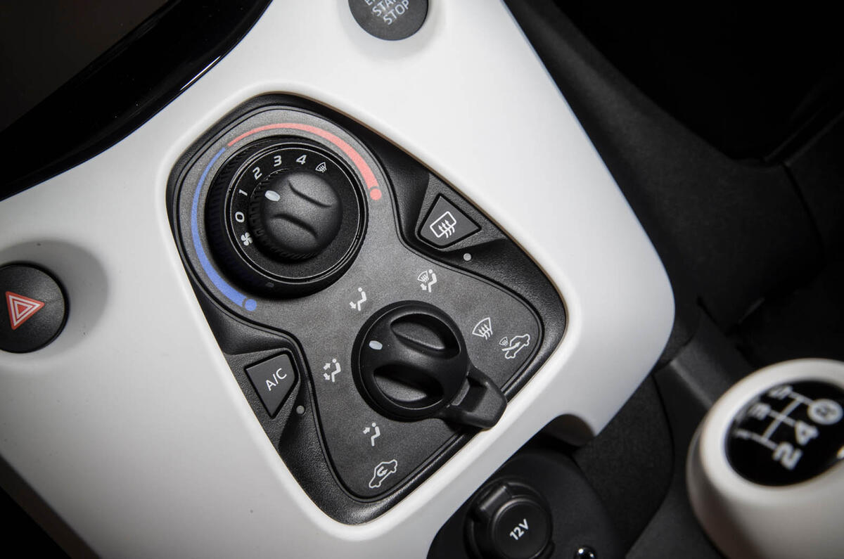 Peugeot 108 centre console