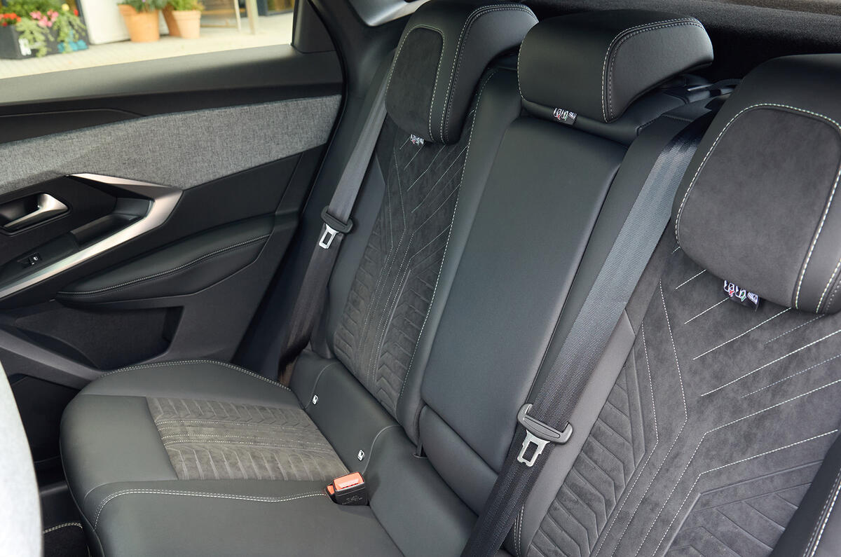 Peugeot 3008 Hybrid backseats Peugeot 3008 Hybrid backseats
