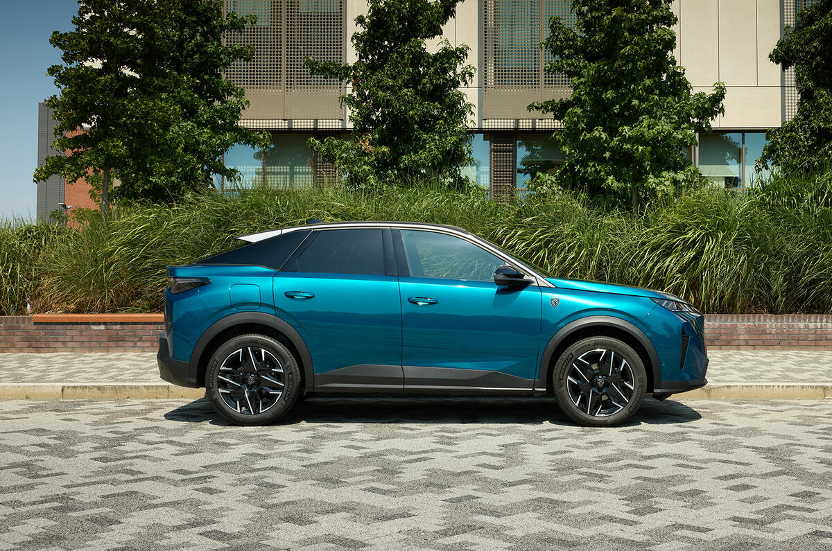 Peugeot 3008 Hybrid profile Peugeot 3008 Hybrid profile