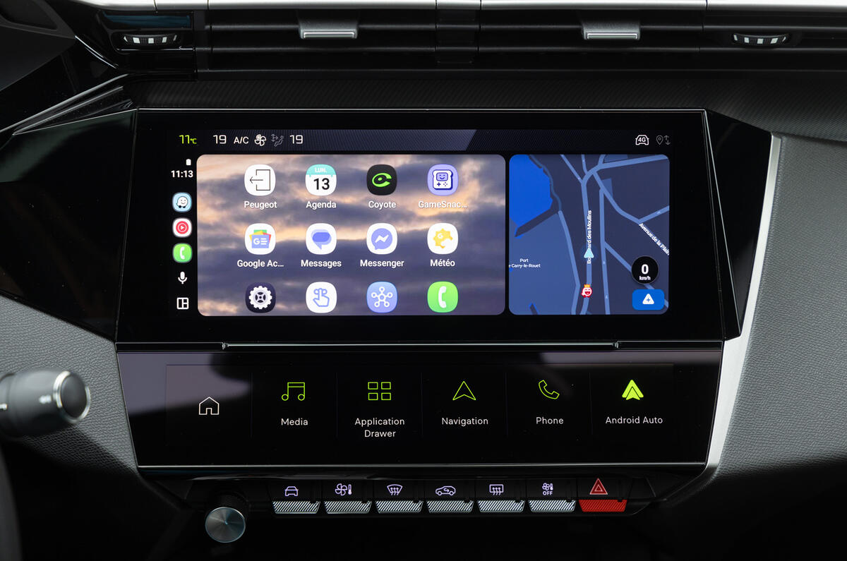Peugeot 408 infotainmetn