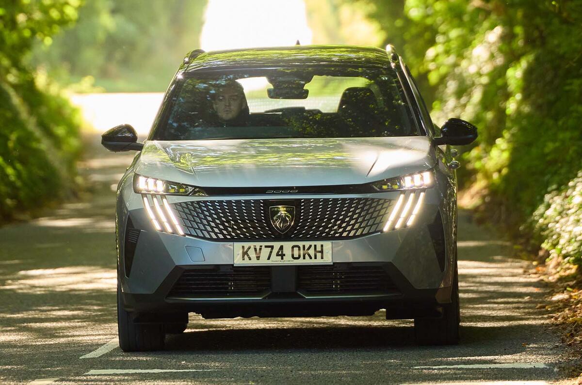 Peugeot 5008 hybrid front Peugeot 5008 hybrid front