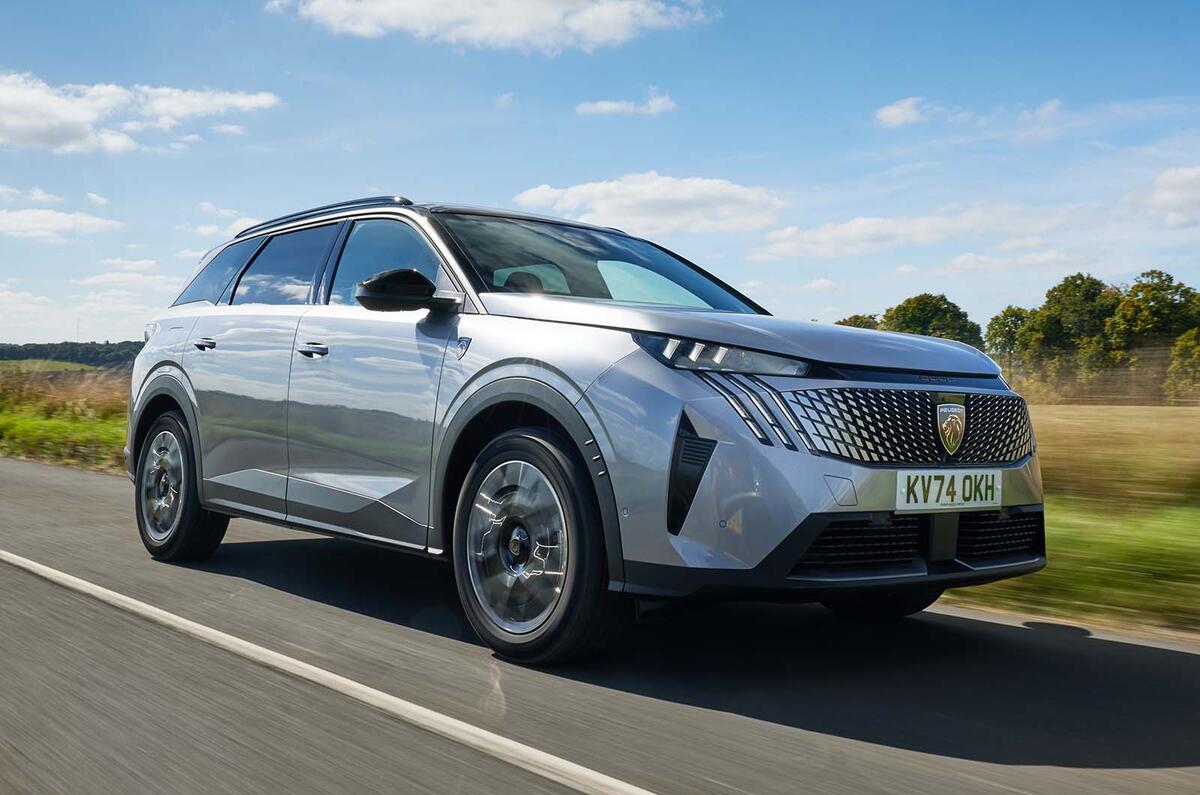 Peugeot 5008 hybrid front driving Peugeot 5008 hybrid front driving