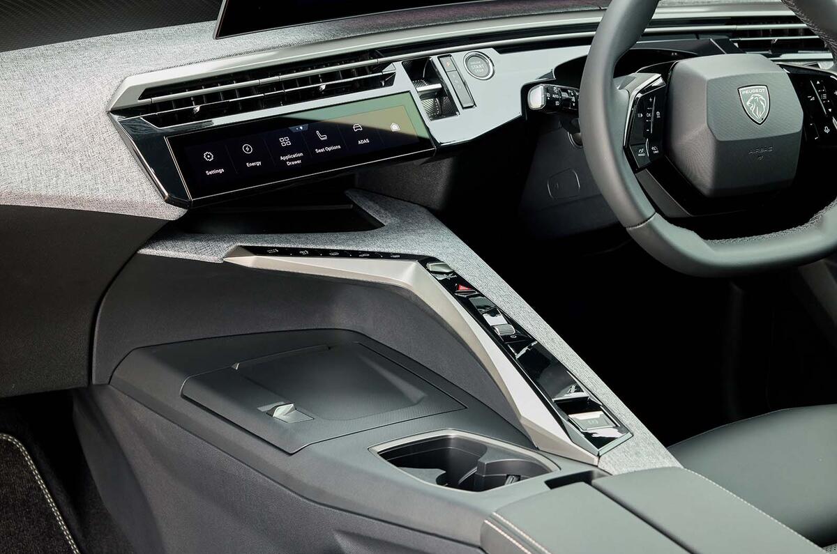 Peugeot 5008 hybrid interior centre console Peugeot 5008 hybrid interior centre console