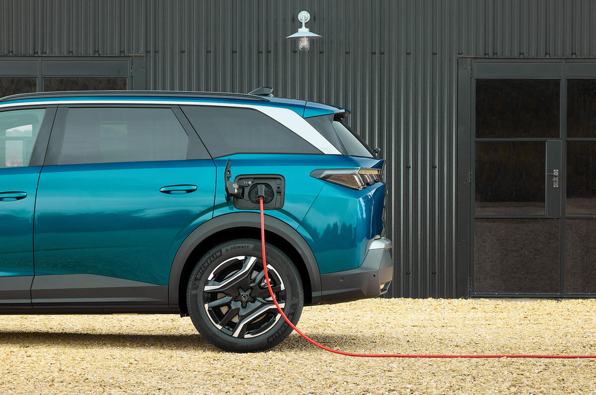 Peugeot e 5008 rear charging