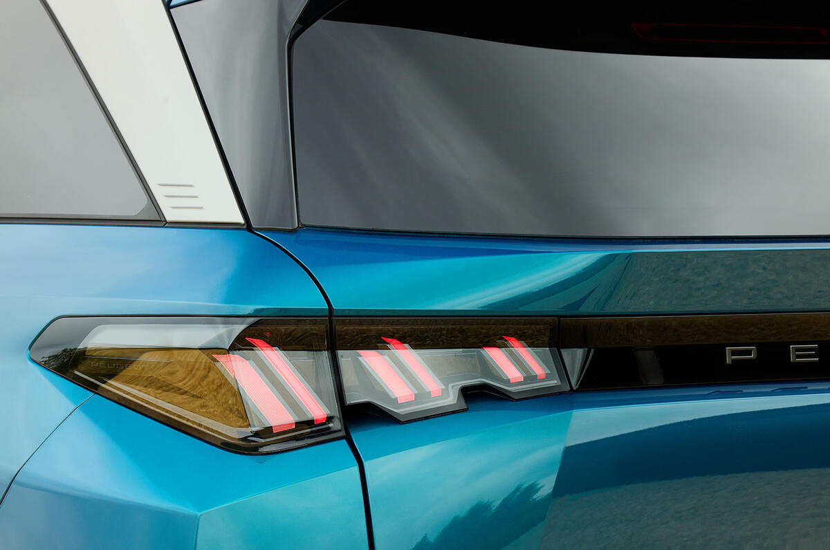 Peugeot e 5008 rear light detail