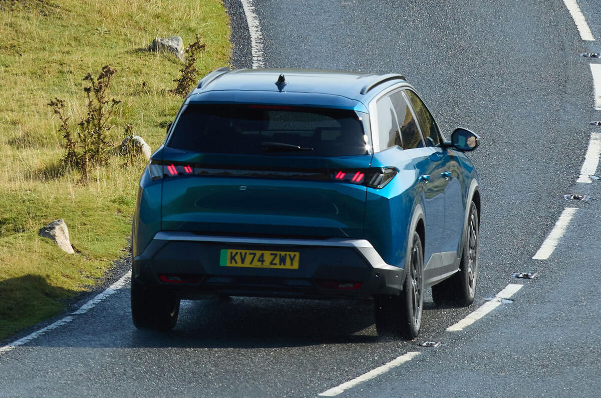 Peugeot e 5008 rear tracking