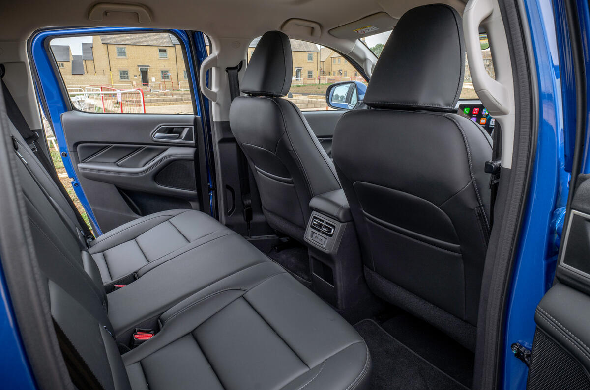 Poer 300 rear seats 2 Poer 300 rear seats 2
