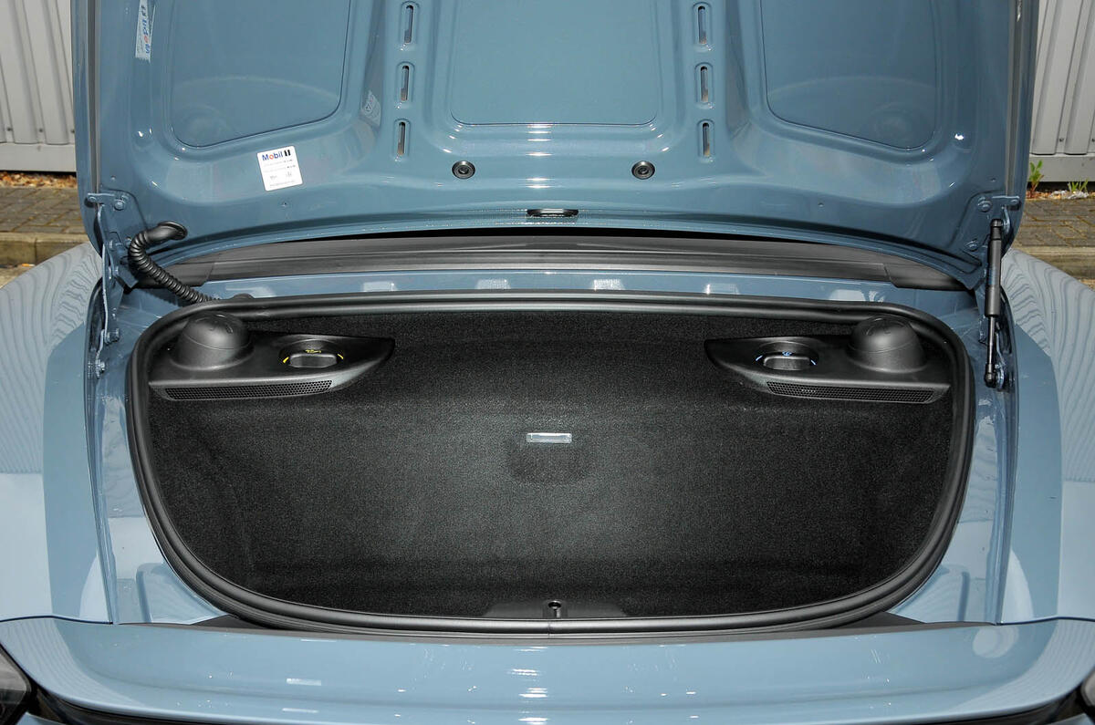 Porsche 718 Boxster boot space