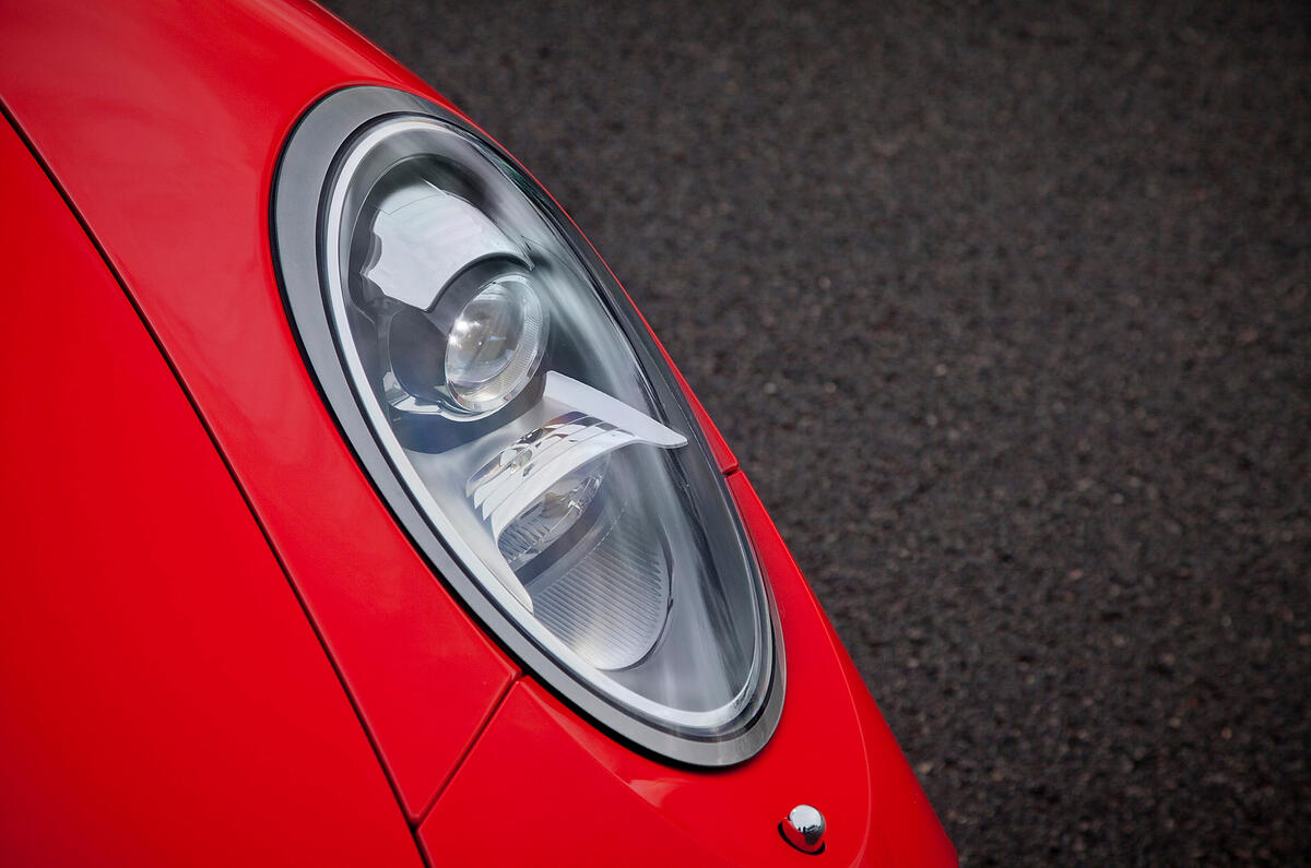 Porsche 911 bi-xenon headlights