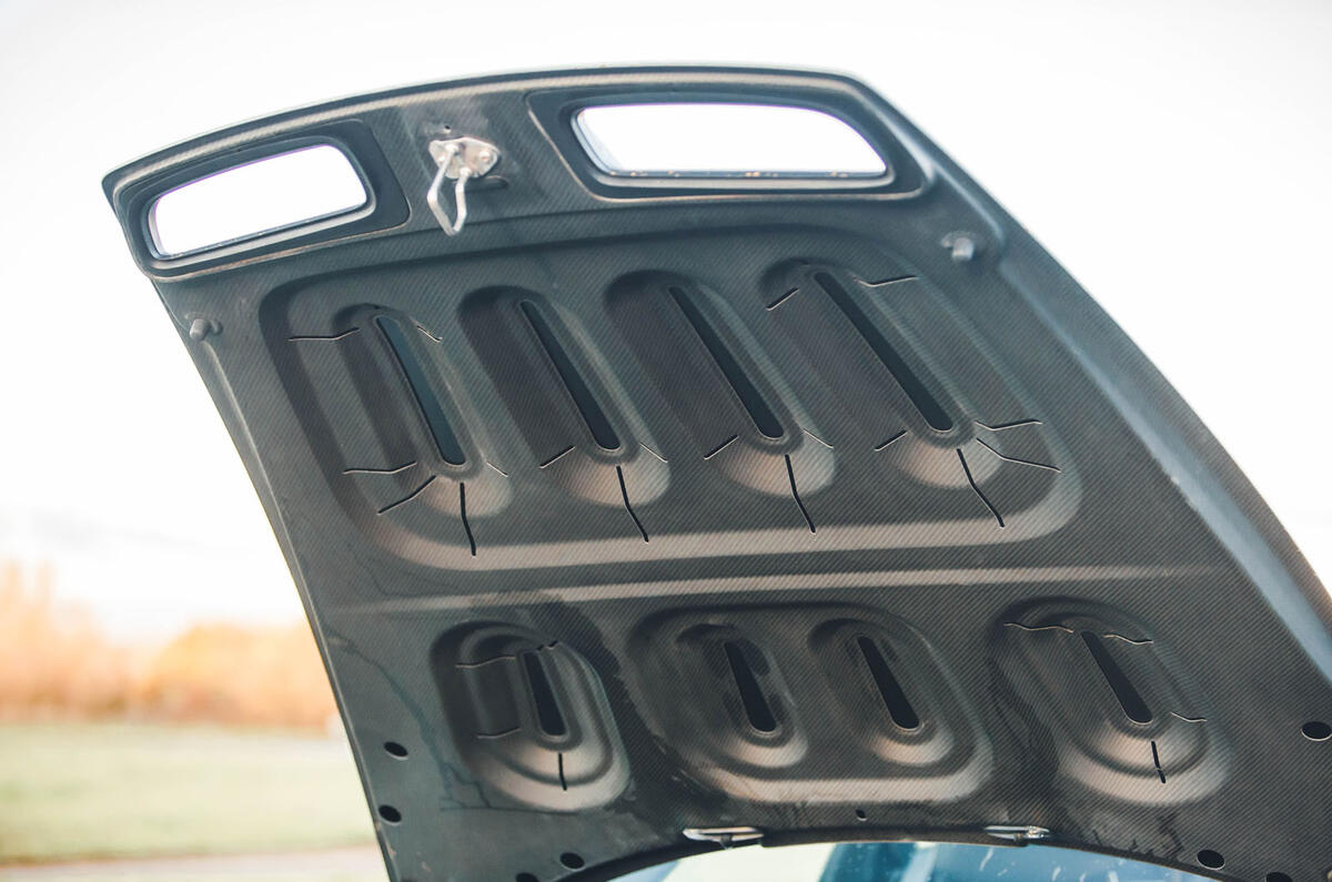 porsche 911 dakar review 2024 09 hood