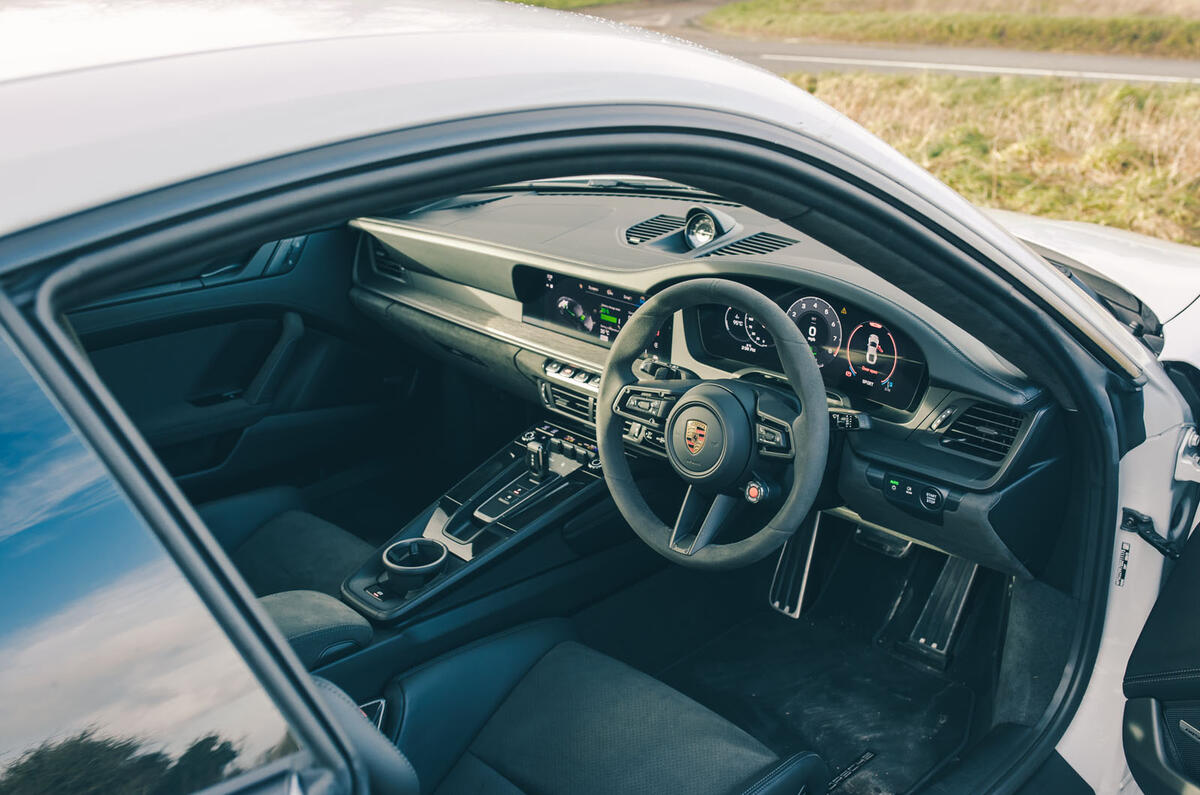porsche 911 gts 992.2 2025 cabin 33