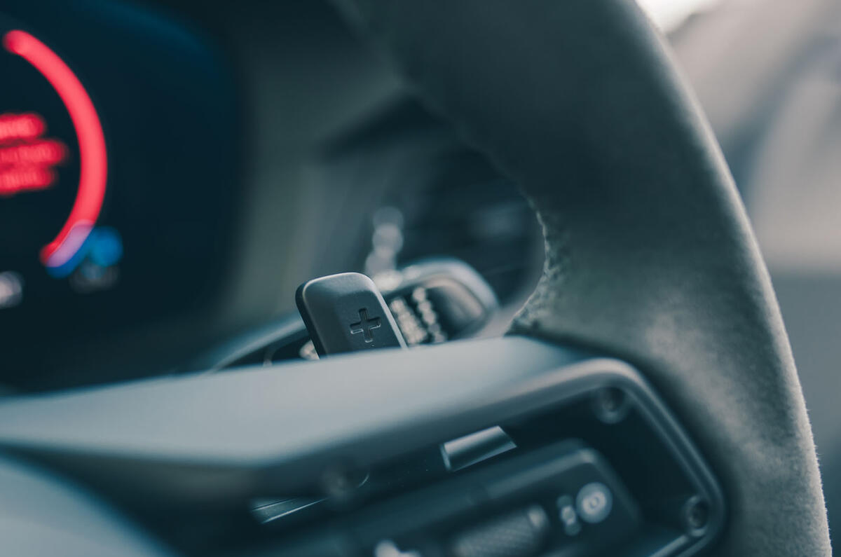 porsche 911 gts 992.2 2025 paddles 37