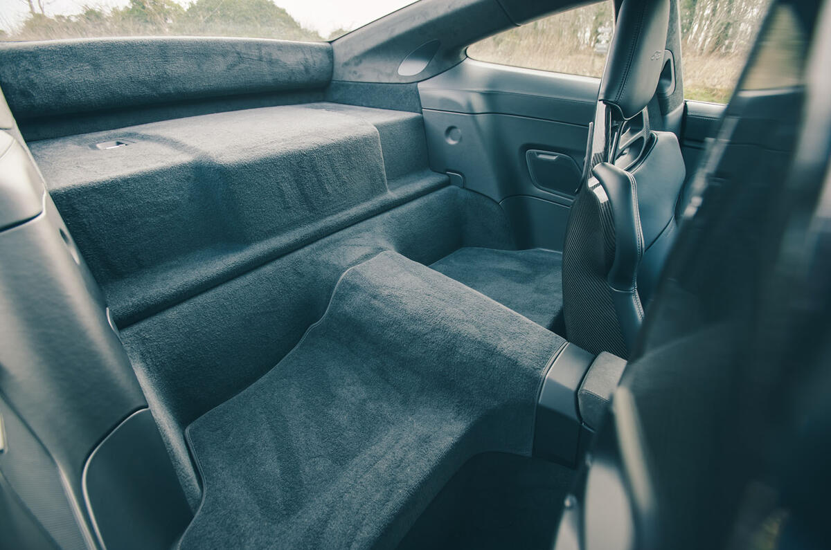 porsche 911 gts 992.2 2025 rear bench 45