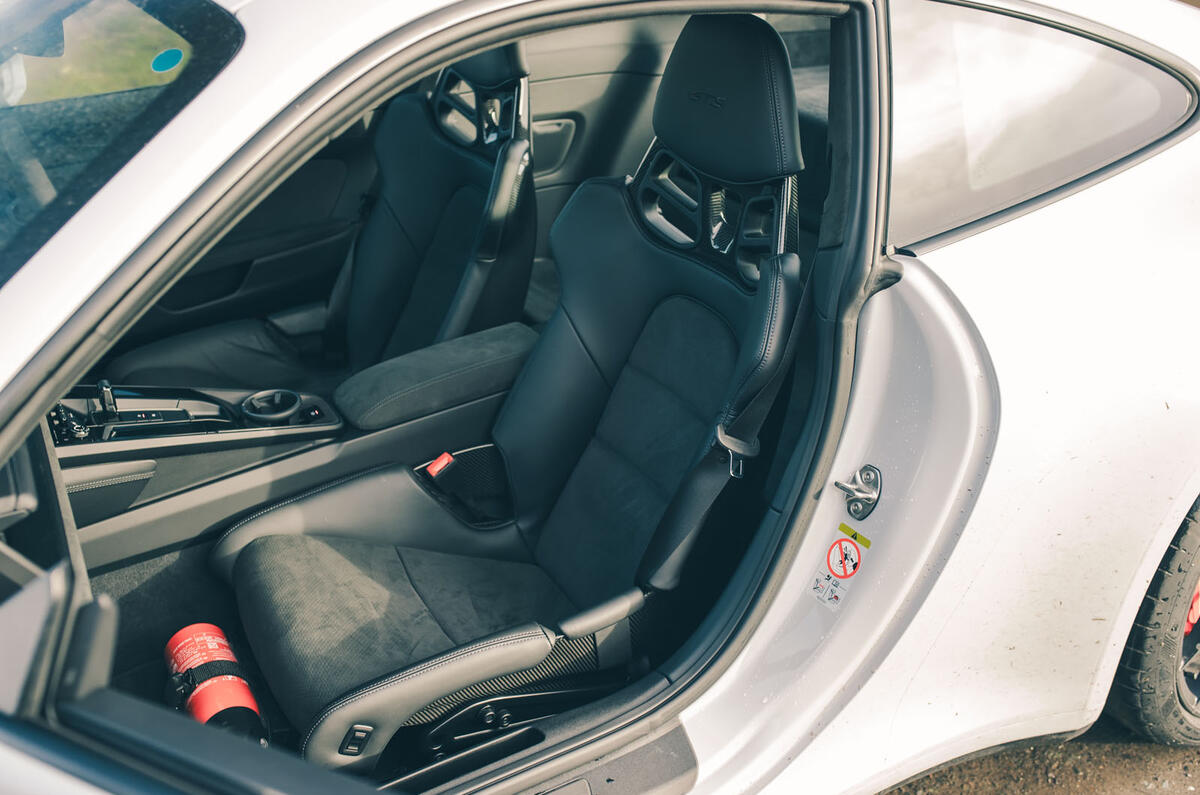 porsche 911 gts 992.2 2025 seat detail 35