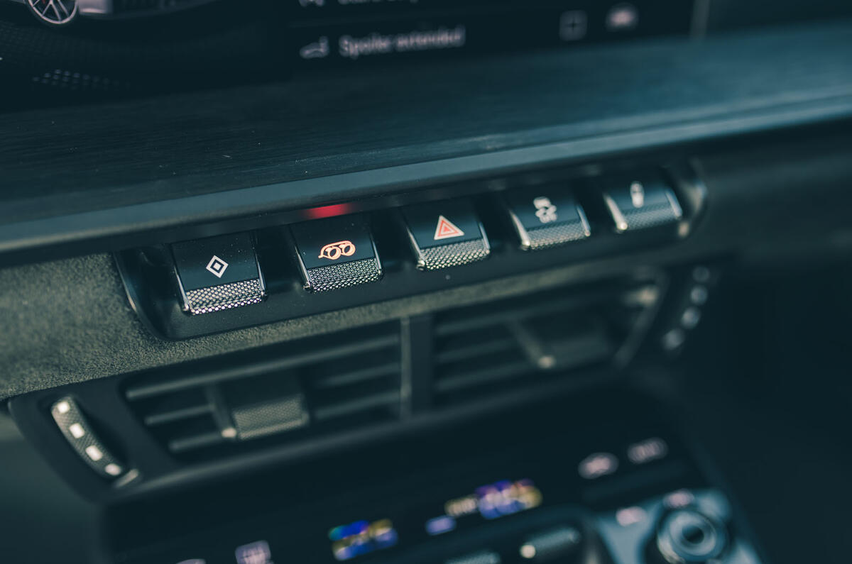 porsche 911 gts 992.2 2025 switches 41