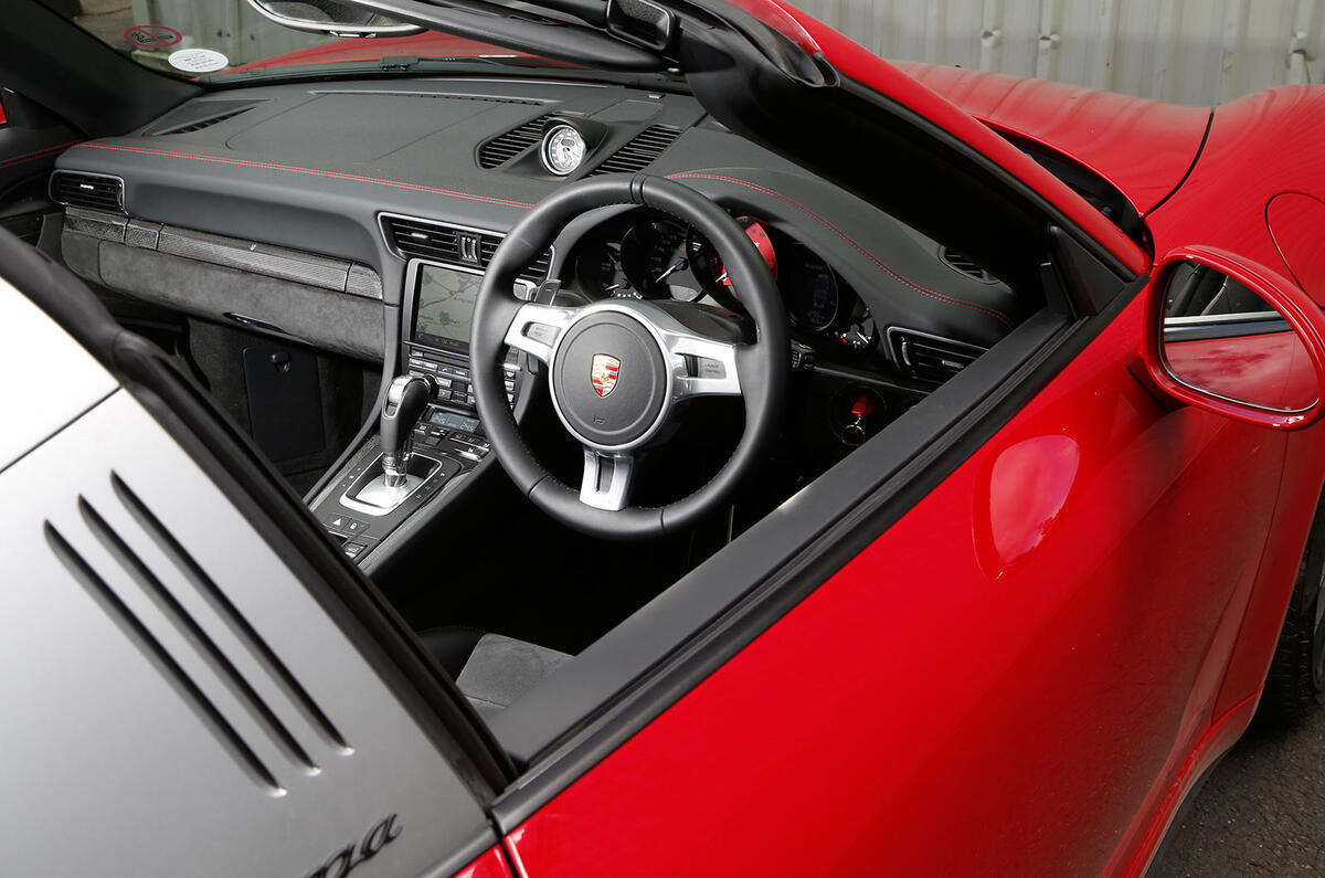 Porsche 911 Targa 4 GTS interior