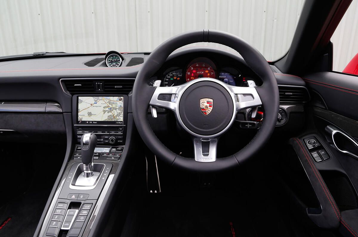 Porsche 911 Targa 4 GTS dashboard