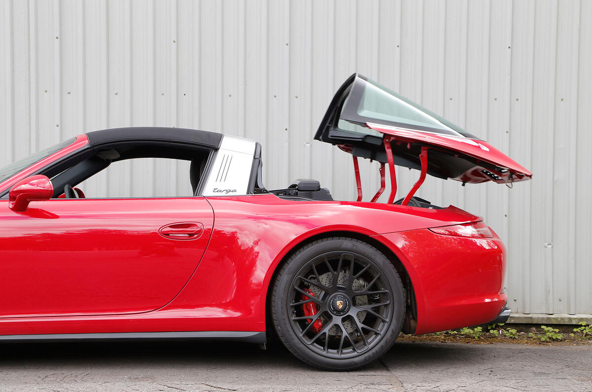 Porsche 911 Targa 4 GTS rear screen