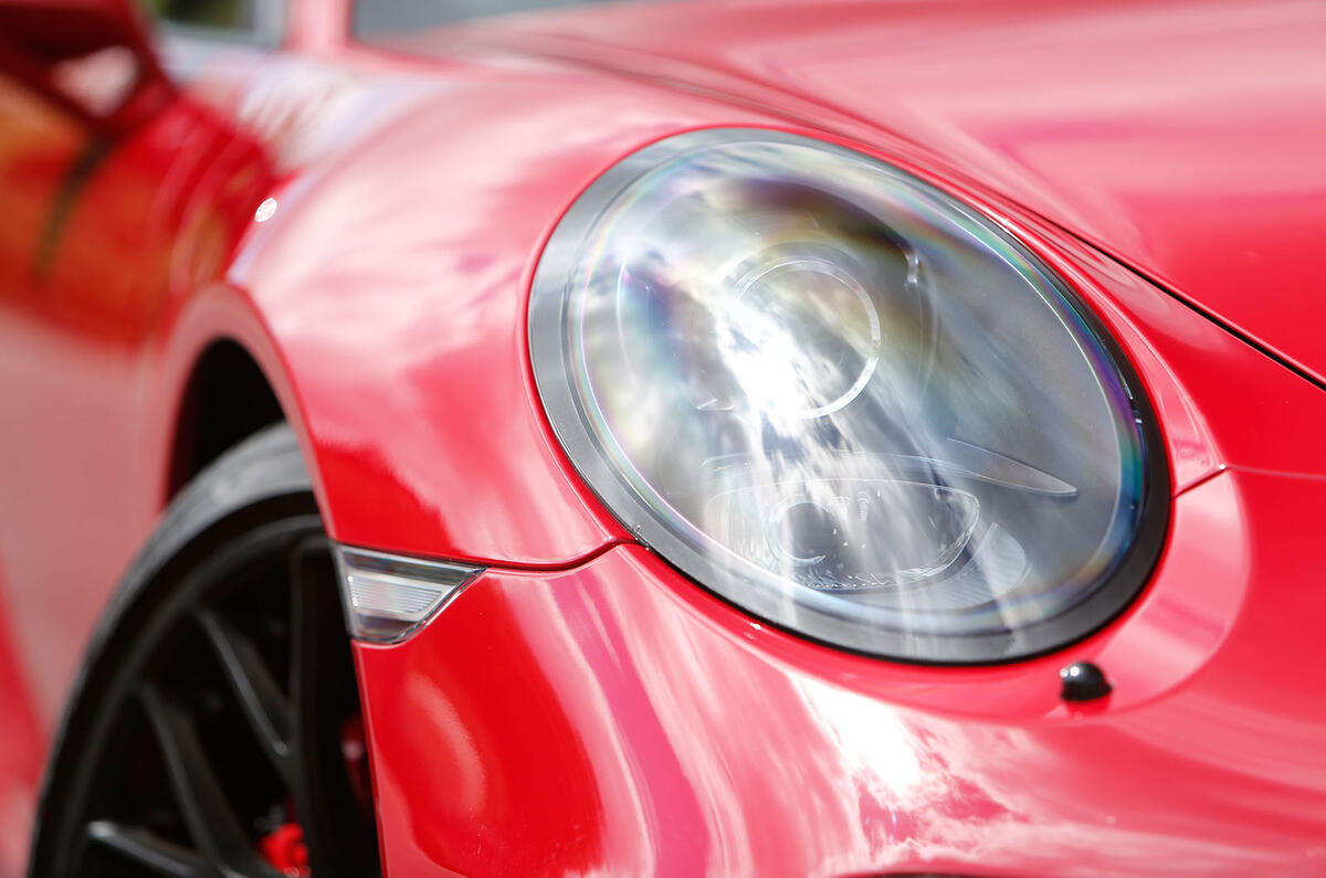 Porsche 911 Targa 4 GTS headlights