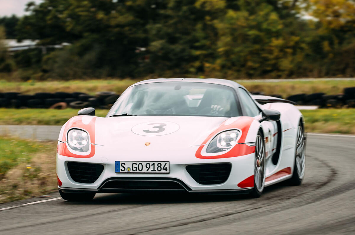 Porsche 918 Spyder Porsche 918 Spyder cornering