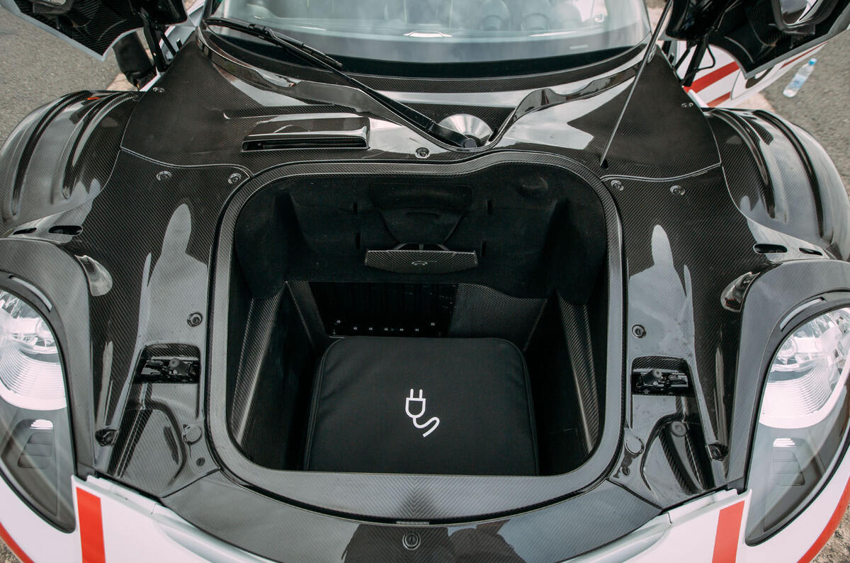 Porsche 918 Spyder  Porsche 918 Spyder boot space