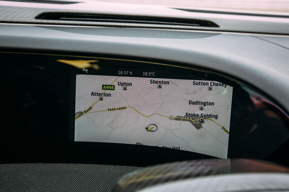 Porsche 918 Spyder  Porsche 918 Spyder infotainment system