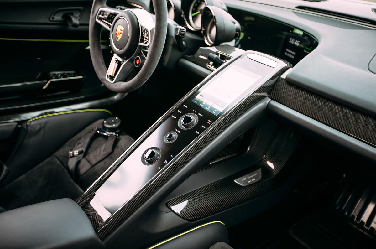 Porsche 918 Spyder 2013-2015 interior | Autocar
Porsche 918 Spyder 2015 Interior