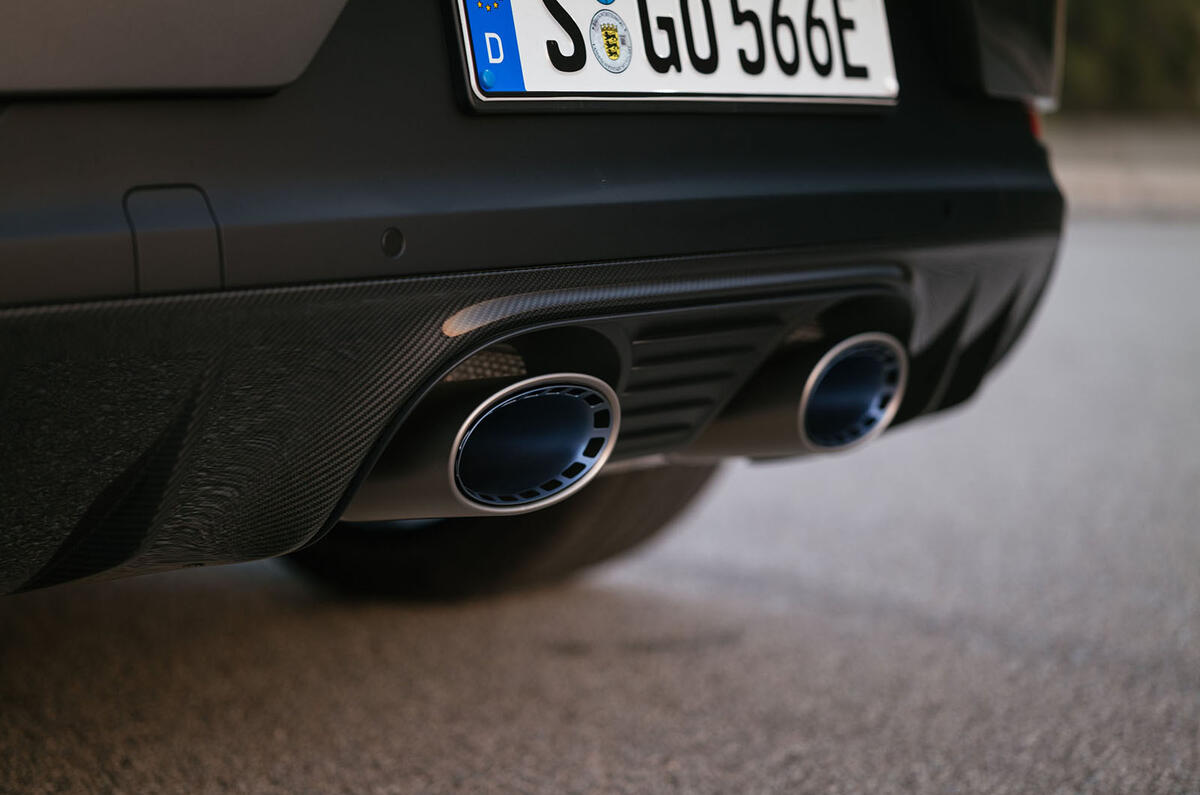 porsche cayenne turbo e hybrid 015 exhaust