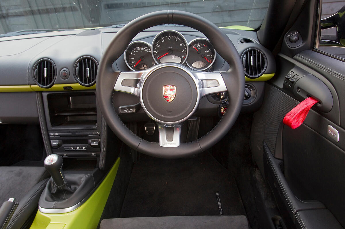Porsche Cayman R dashboard