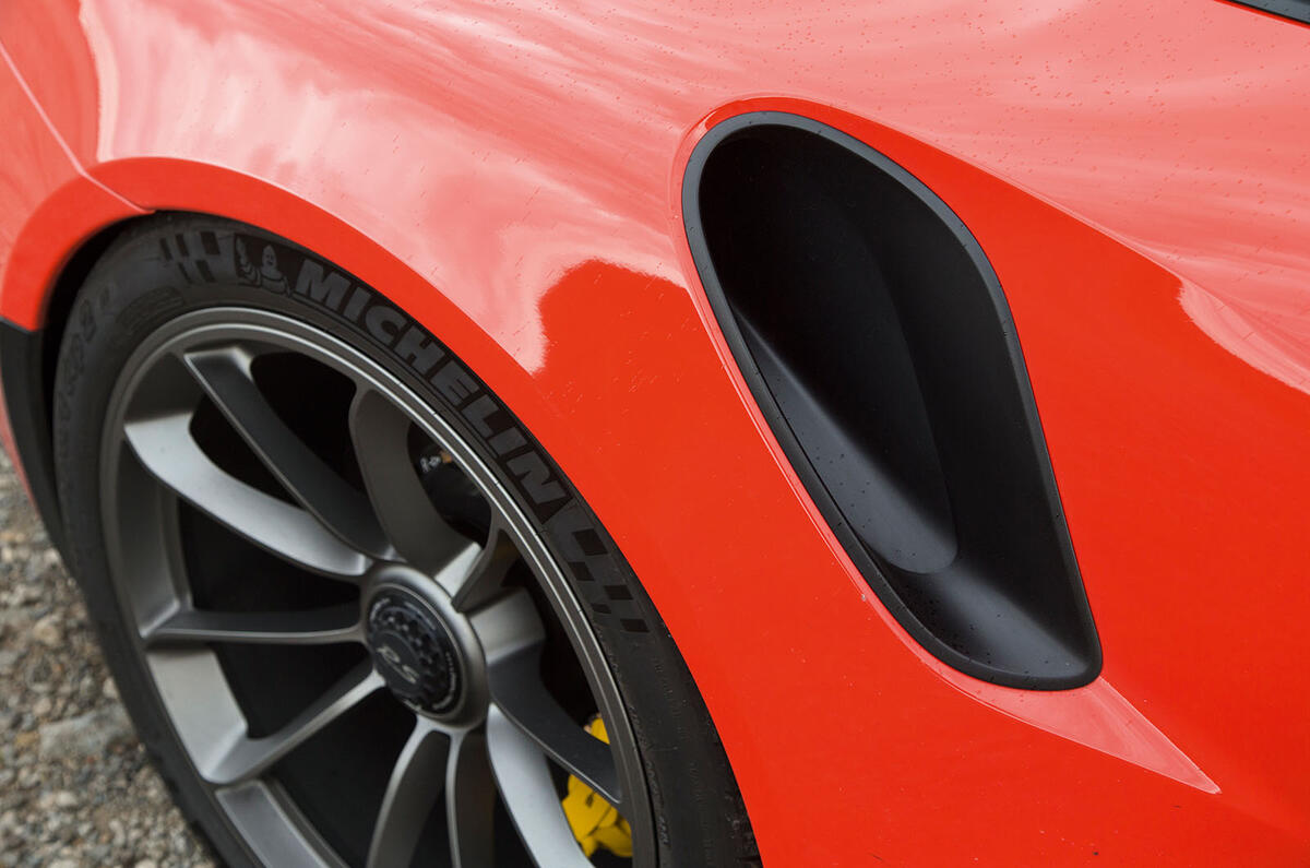 Porsche 911 GT3 RS lateral air intakes