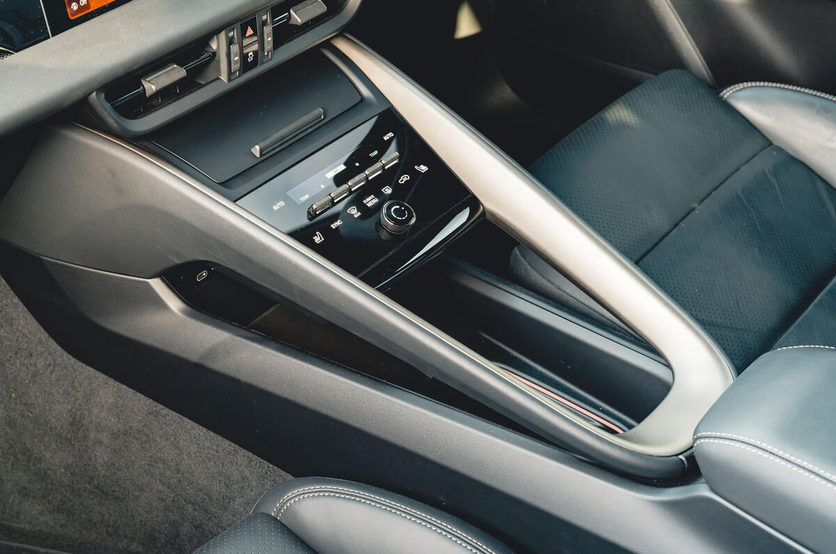 Porsche Macan RT 2025 centre console 22 Porsche Macan RT 2025 centre console 22