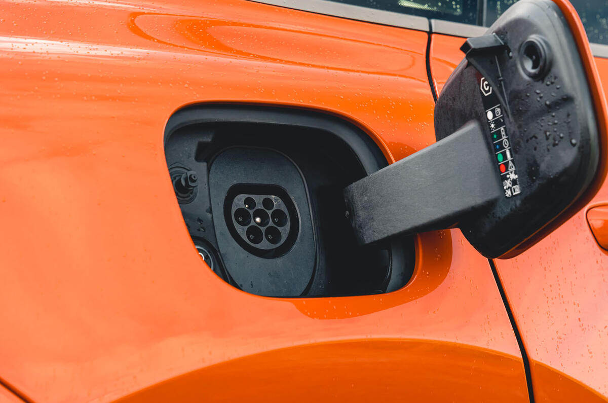Porsche Macan RT 2025 charging port 13 Porsche Macan RT 2025 charging port 13