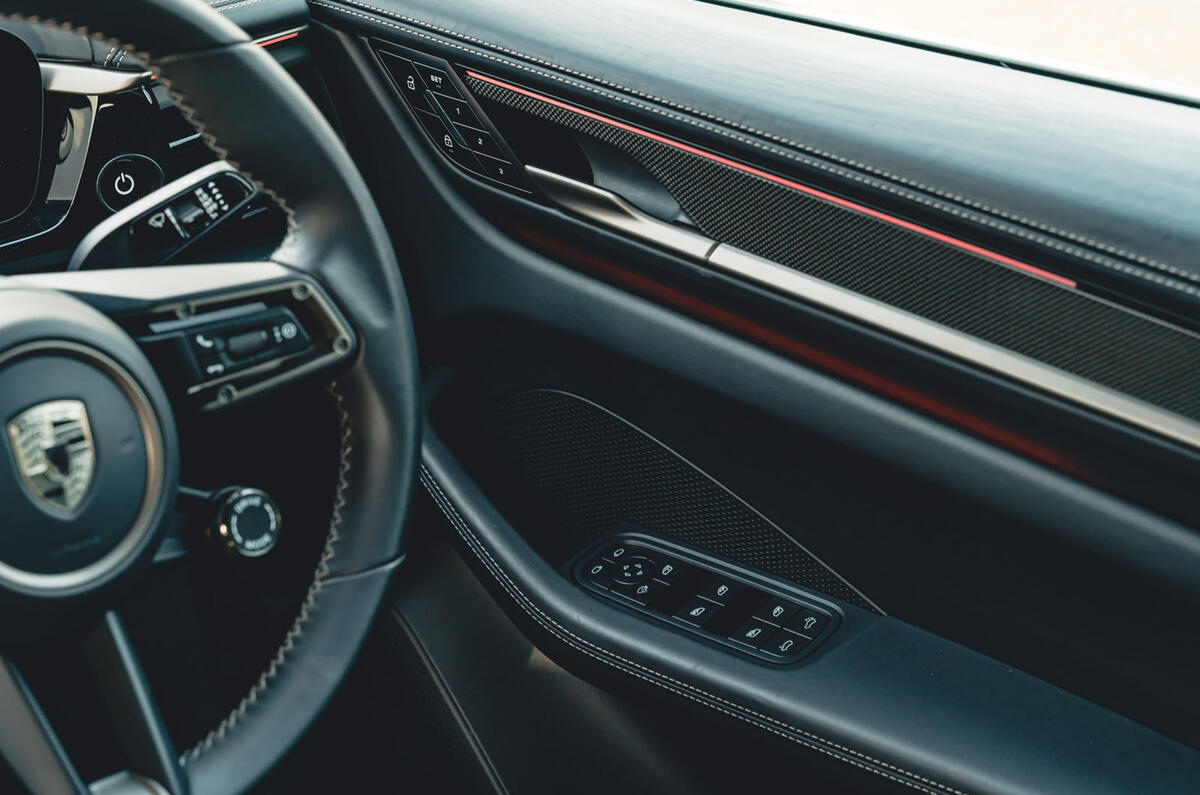 Porsche Macan RT 2025 doorcard detail 19 Porsche Macan RT 2025 doorcard detail 19