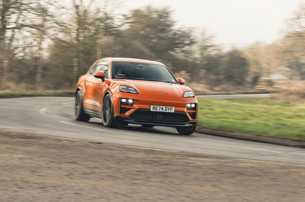 Porsche Macan RT 2025 front corner blur 42 Porsche Macan RT 2025 front corner blur 42