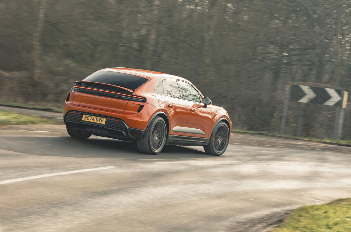 Porsche Macan RT 2025 rear corner blur 45 Porsche Macan RT 2025 rear corner blur 45