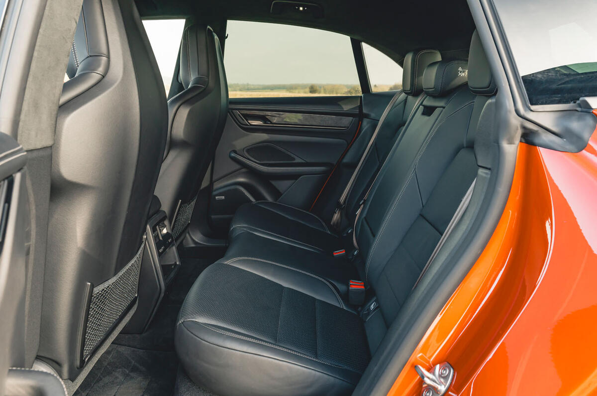 Porsche Macan RT 2025 rear seats 24 Porsche Macan RT 2025 rear seats 24