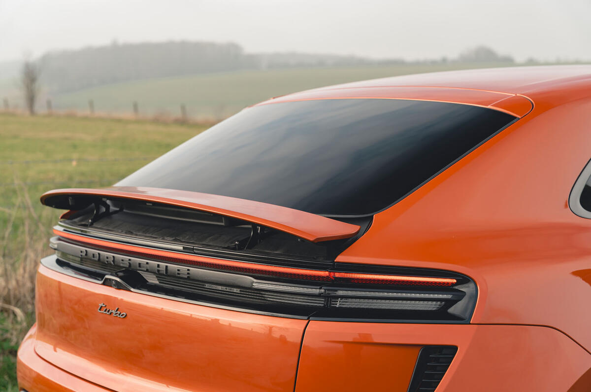 Porsche Macan RT 2025 rear spoiler 2 Porsche Macan RT 2025 rear spoiler 2