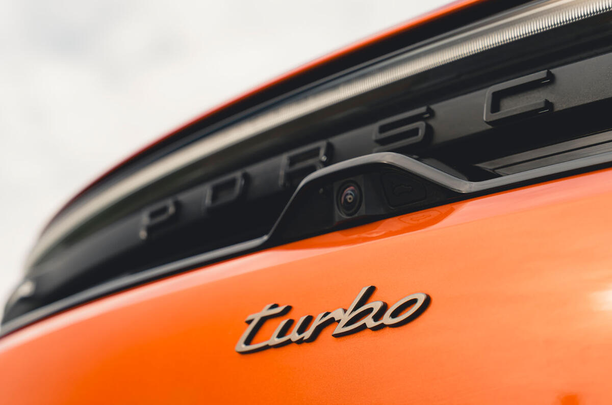 Porsche Macan RT 2025 turbo badge 4 Porsche Macan RT 2025 turbo badge 4