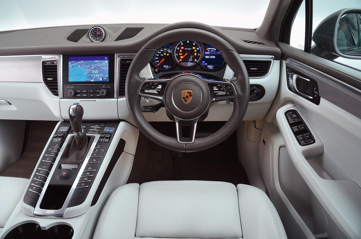 Porsche Macan Turbo dashboard