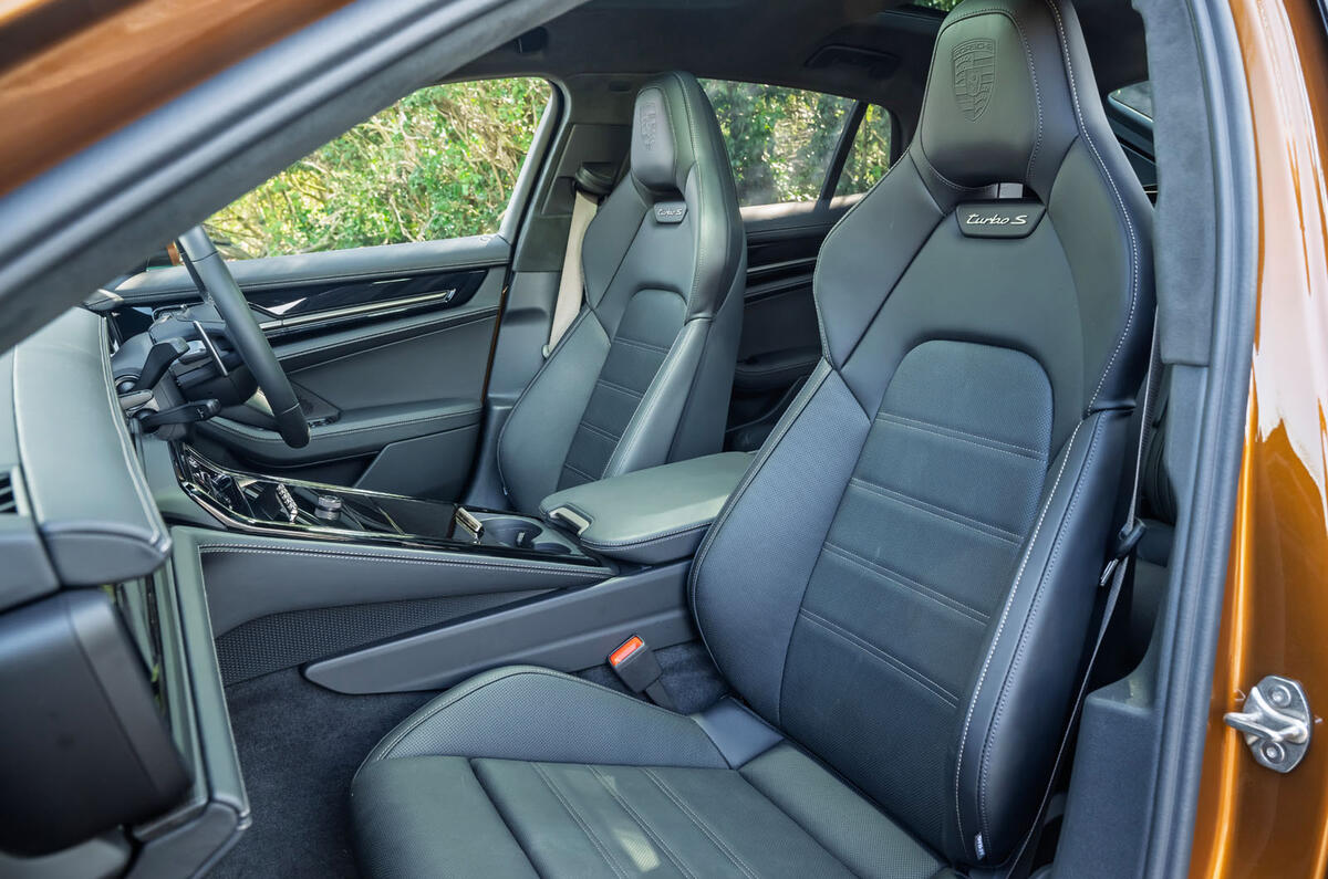 Sièges avant de la Porsche Panamera Turbo S E Hybrid 0606
