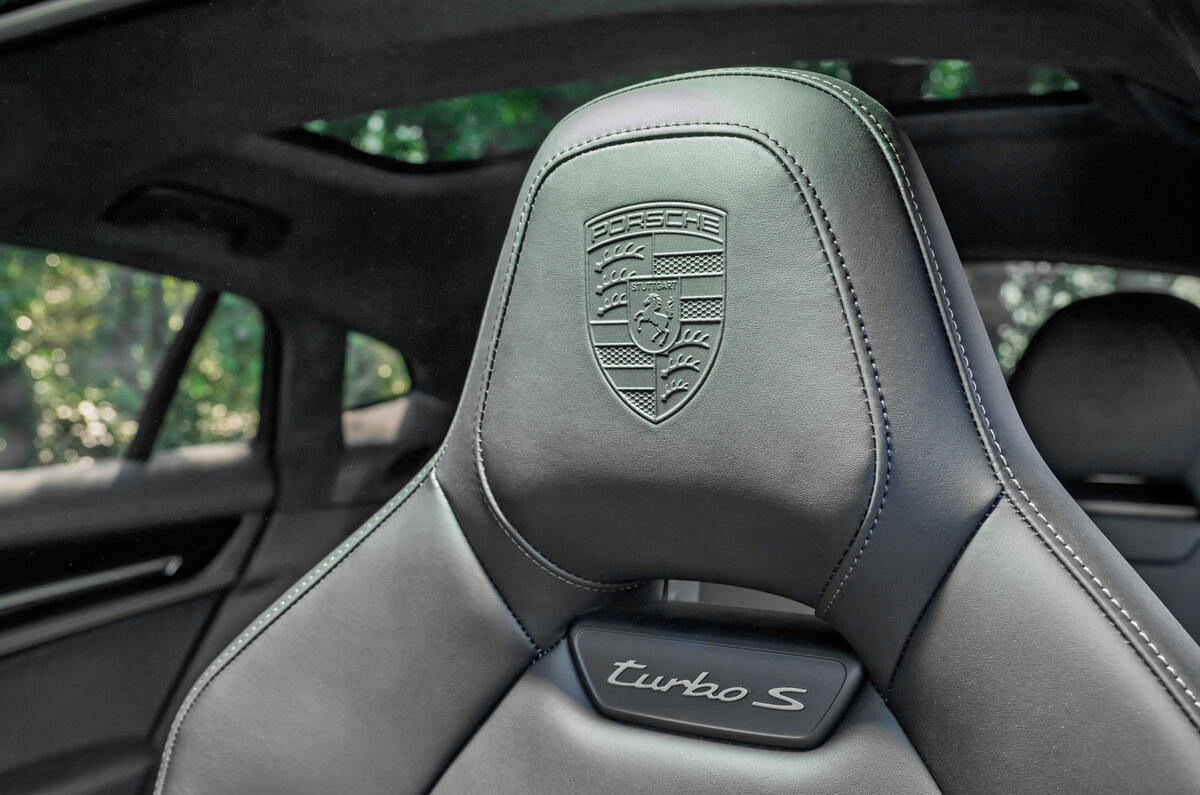 Porsche Panamera Turbo S E Hybrid détail de l'appui-tête 0601