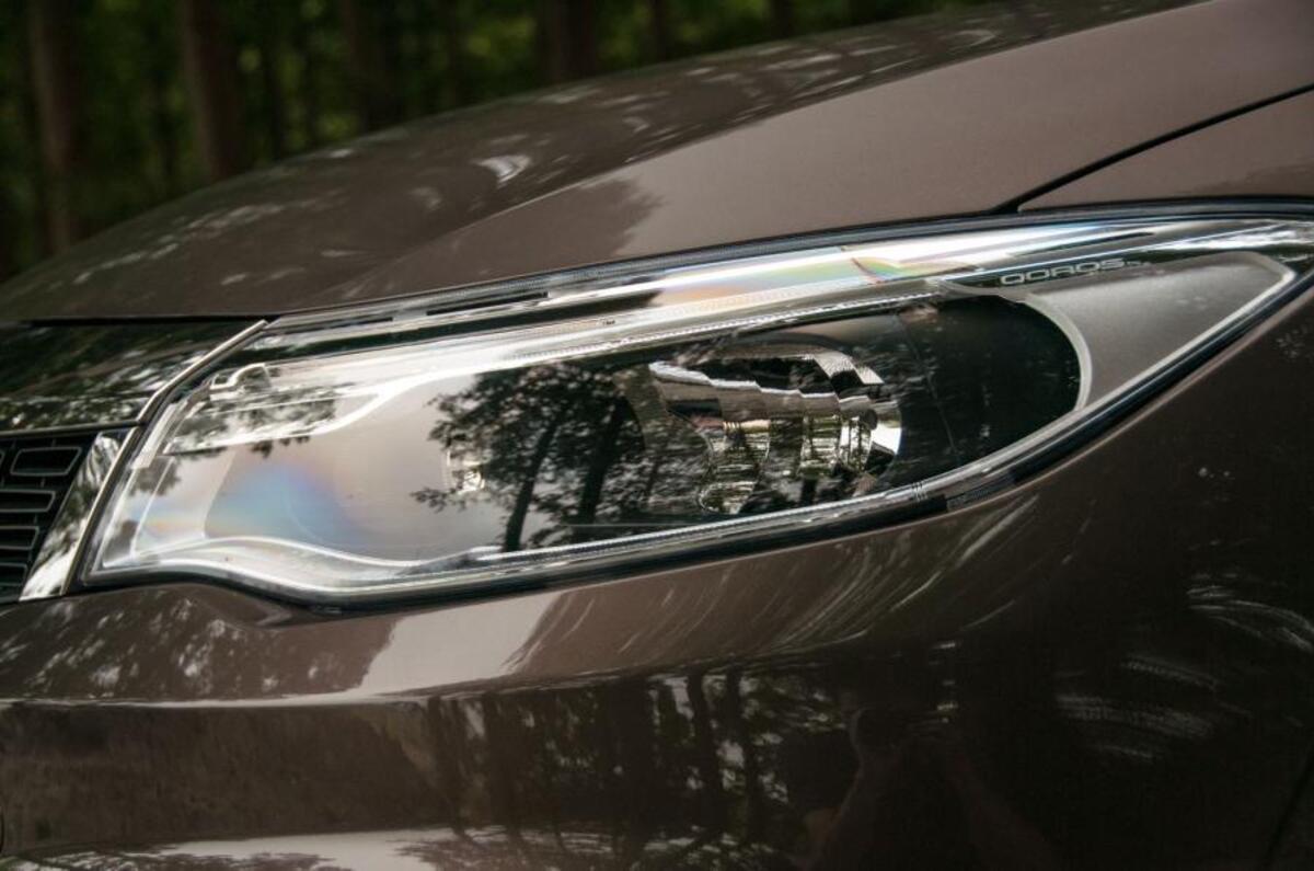 Qoros 3 headlight