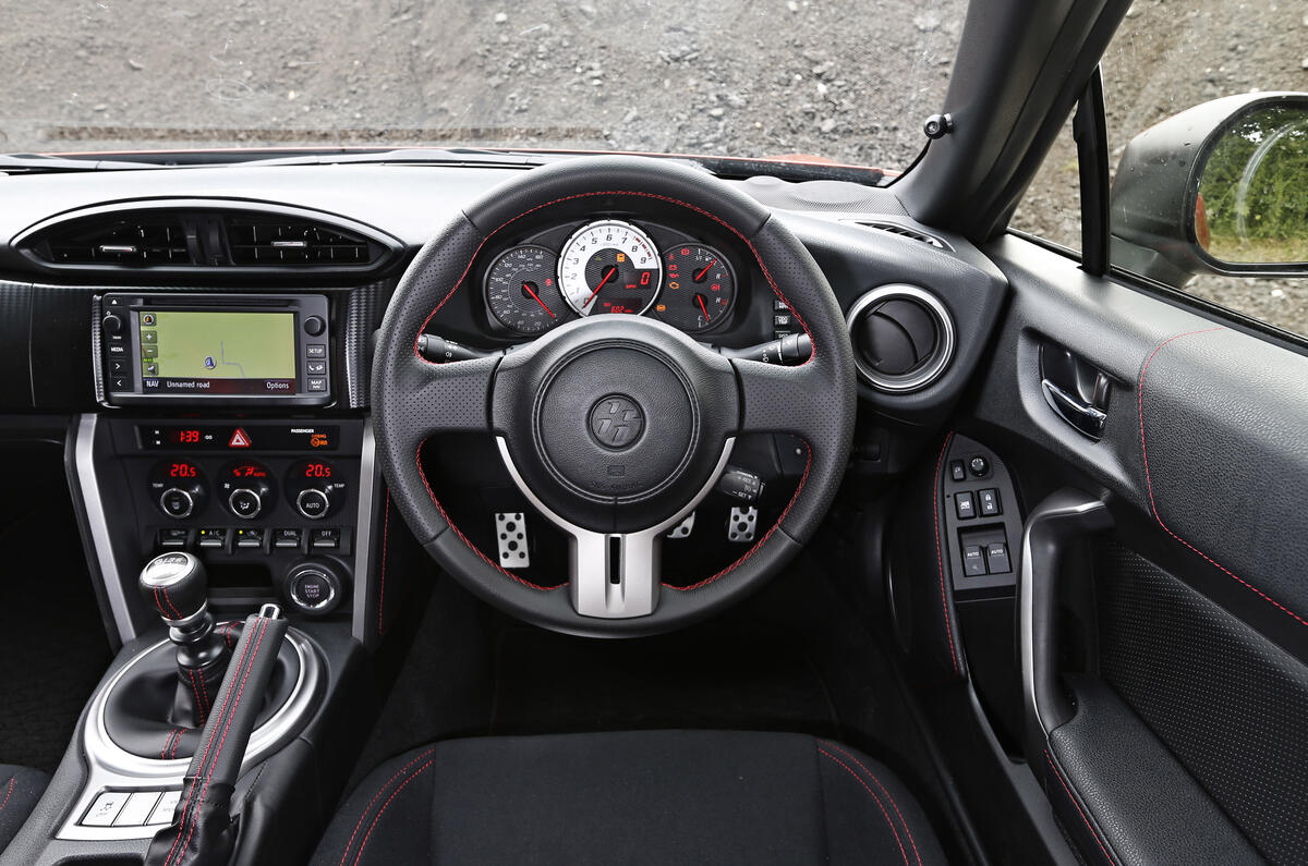 Performance coupe special - Toyota GT86 versus Peugeot RCZ R