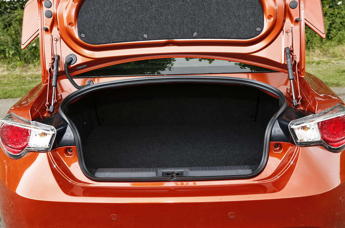 Performance coupe special - Toyota GT86 versus Peugeot RCZ R